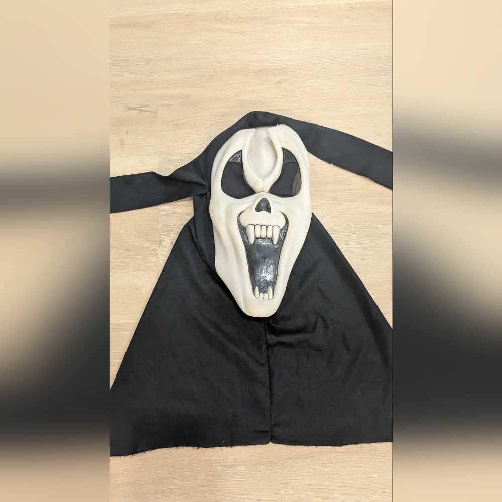 Fearsome Face Scream Mask Ghostface Vampire Halloween Rare Vintage Collectible